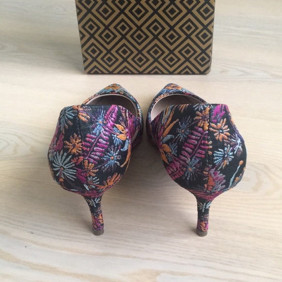 Charles by Charles David Embroidered design Angelica Shoes 8.5 m NEW IN BOX - Picture 6 of 11